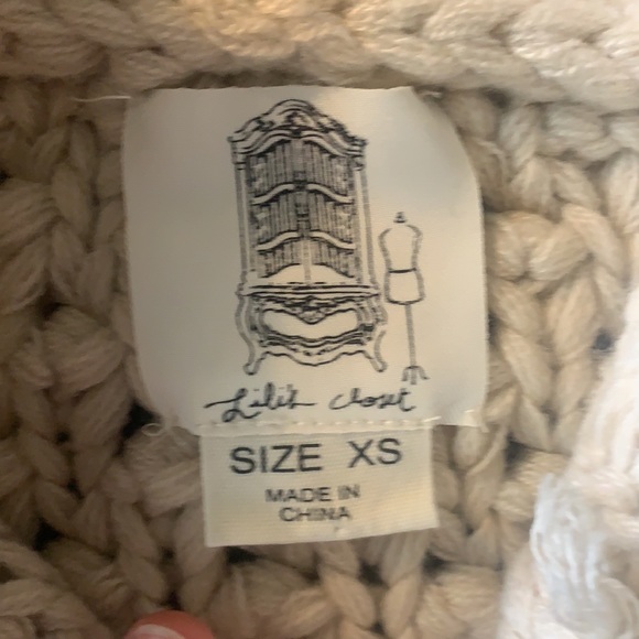 NWOT Lili’s Closet Anthropologie Cream colored sweater vest with hood - XS - Picture 3 of 4